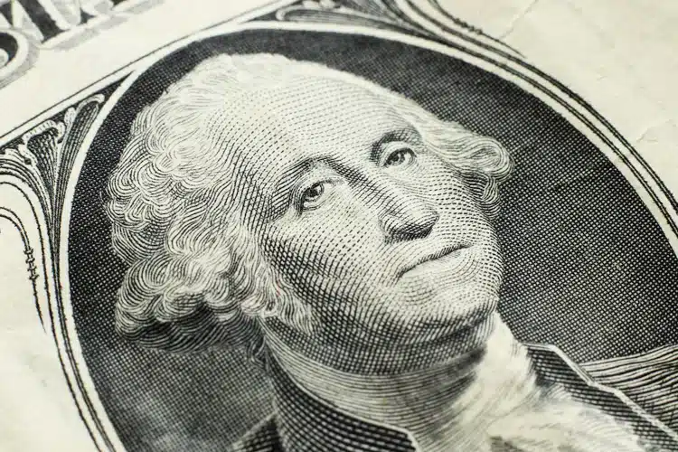 Bitcoin e Dólar: especialista aponta o que influencia valor da moeda americana
