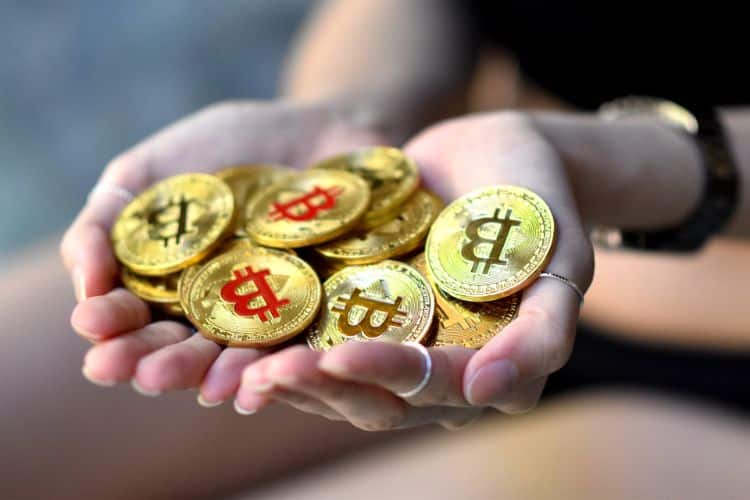 Santiment: Baleias acumulam Bitcoin e preço pode chegar a US$ 45.000